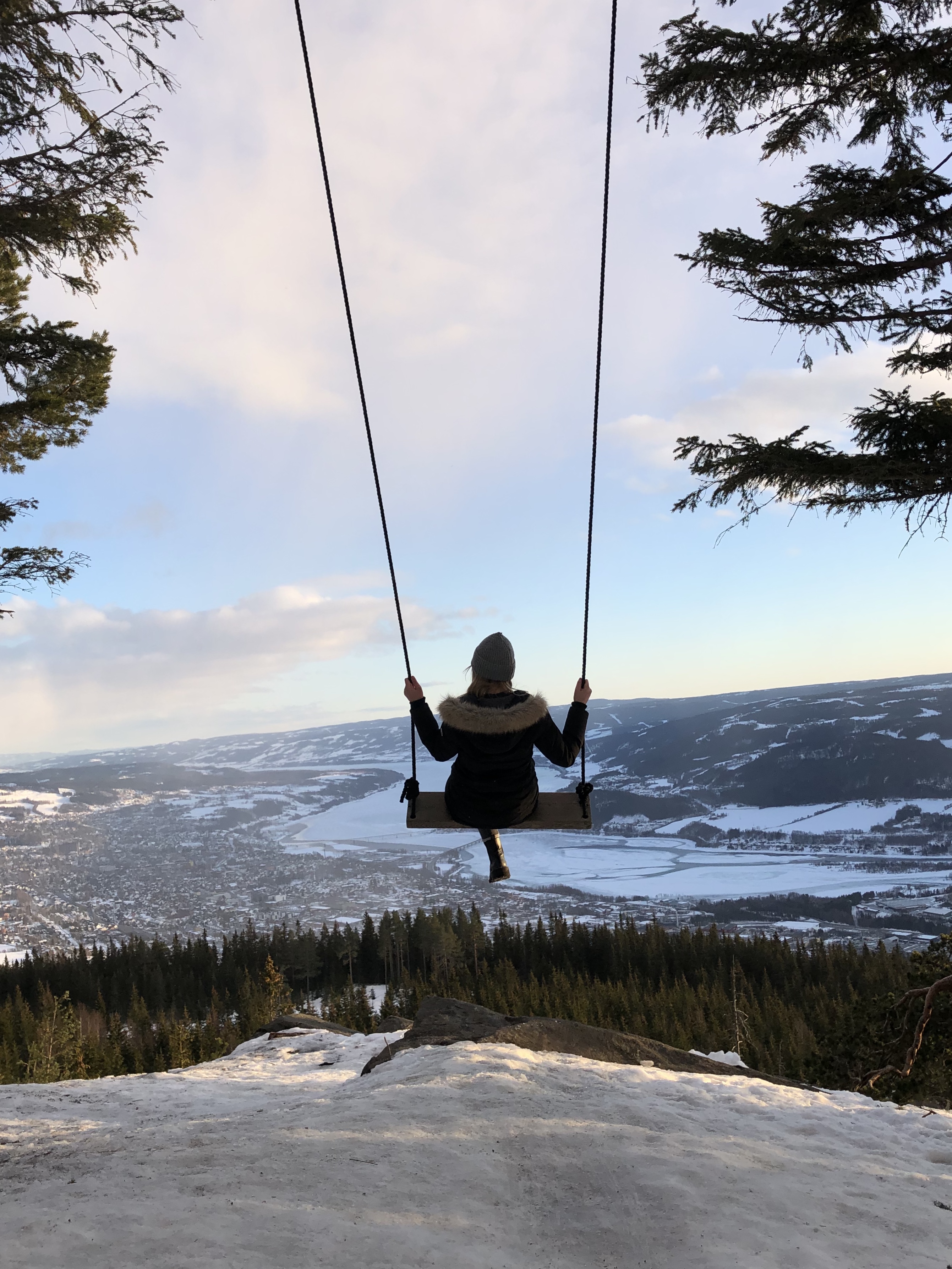 Schaukel mit Blick auf das Tal von Lillehammer